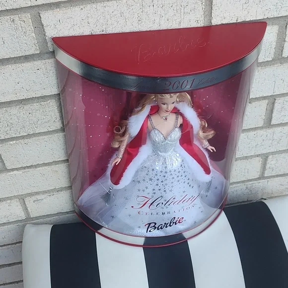 2001 Christmas Barbie - Picture 5 of 10